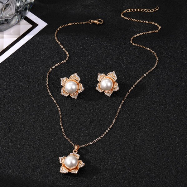 Flower - Shaped Pearl Jewelry Set: Gold - Tone Necklace and Earrings with Crystal Accents, Elegant Fashion Jewelry for Women, Perfect for Party & Formal Occasions - 图片 2
